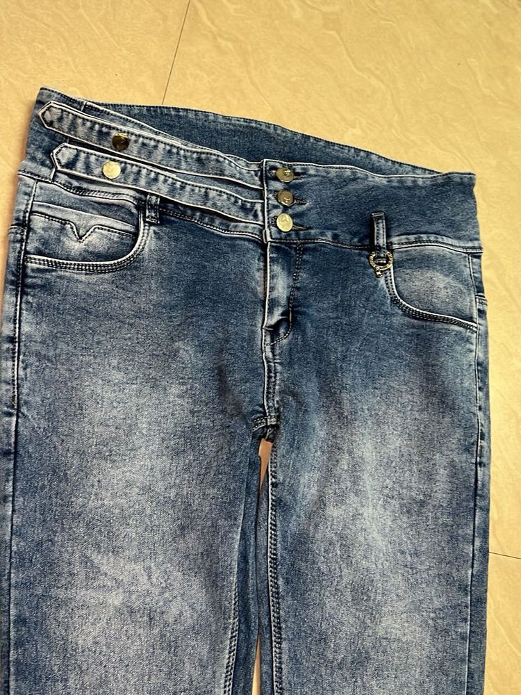 HIGH WAIST BLUE JEANS WITH TRENDY MODEL