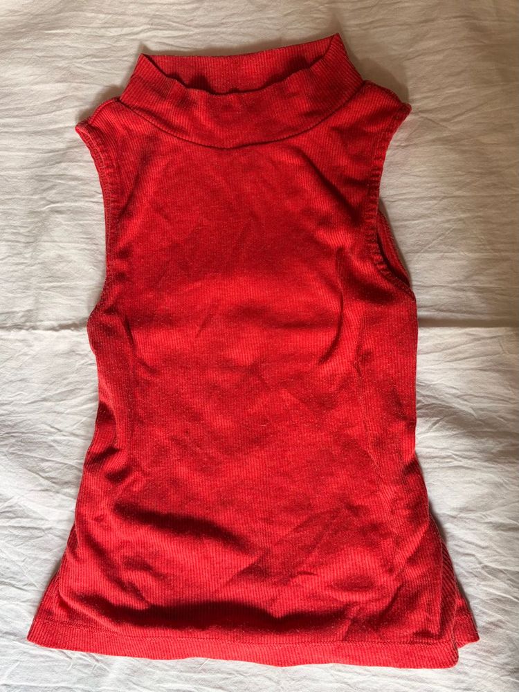 red HM top
