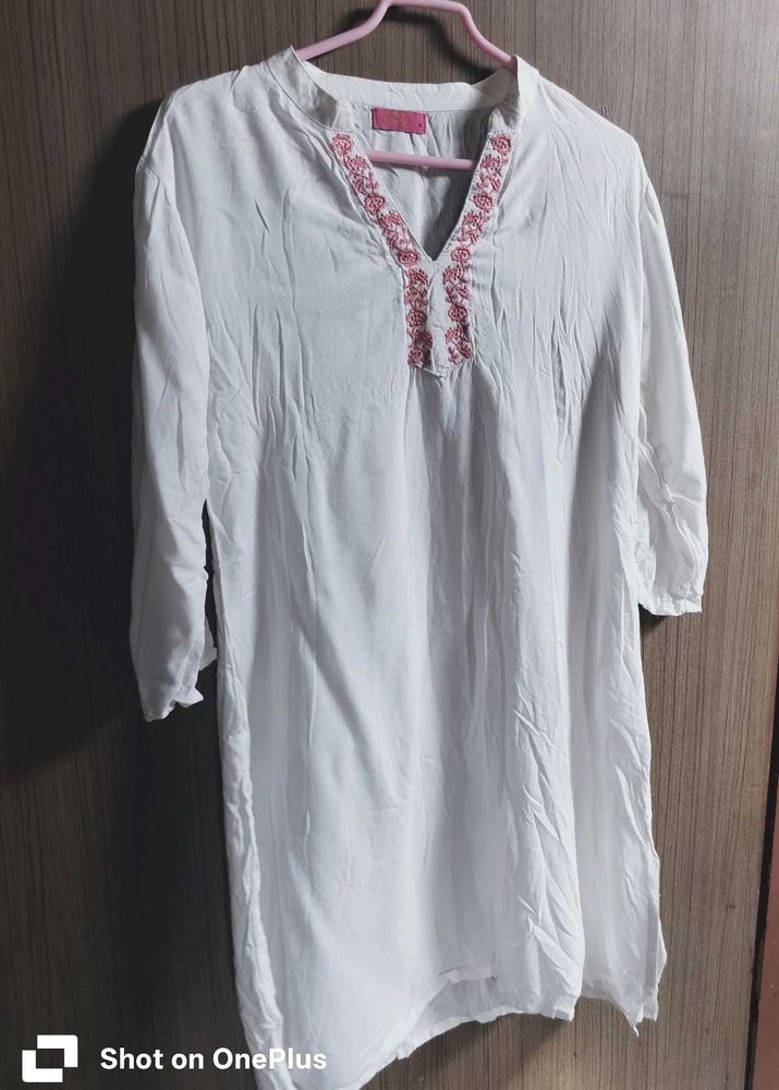 Off-white kurta with pink embroidery.y
