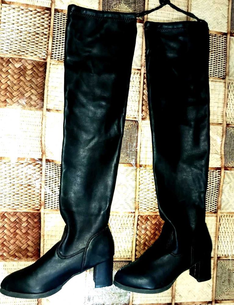 Chic Black Knee-High Boots