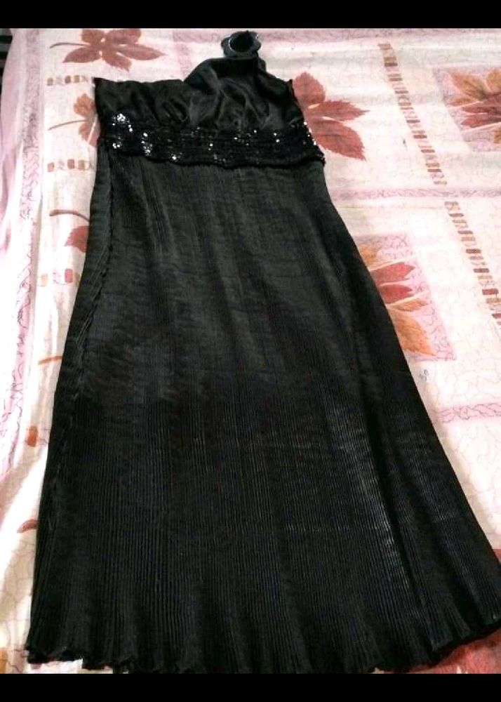 Black One-Shoulder Evening Gown