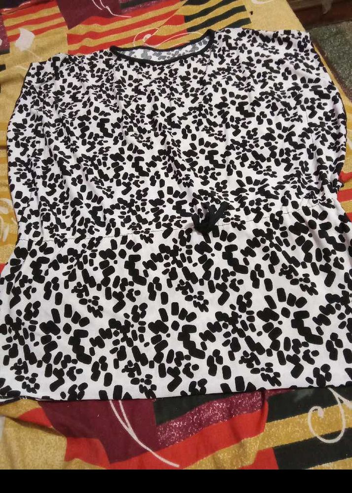 Chic Black &amp; White Print Tunic Top