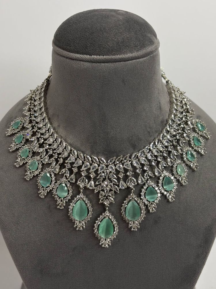Stunning Emerald &amp; Diamond Necklace Set