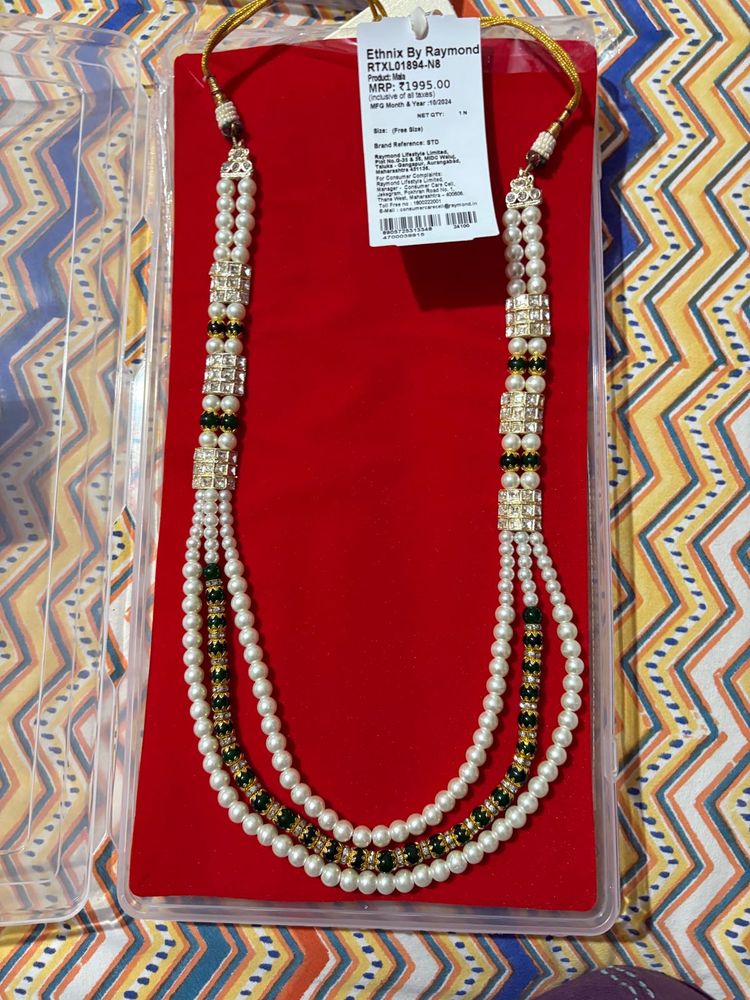 Brand new Elegant Pearl and Stone Necklace Set