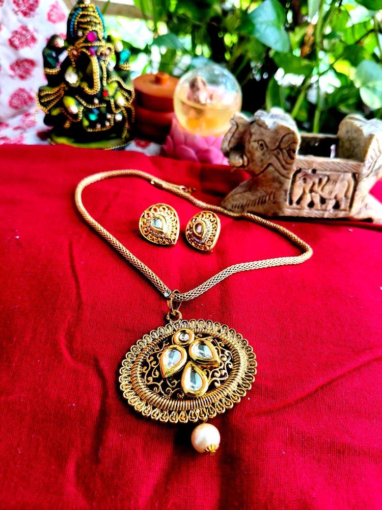 Voylla Beautiful Golden Kundan Work Set