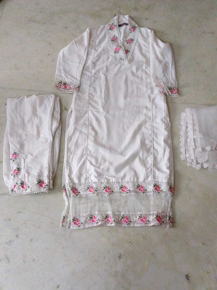 Elegant White Kurta Set with Floral Embroidery