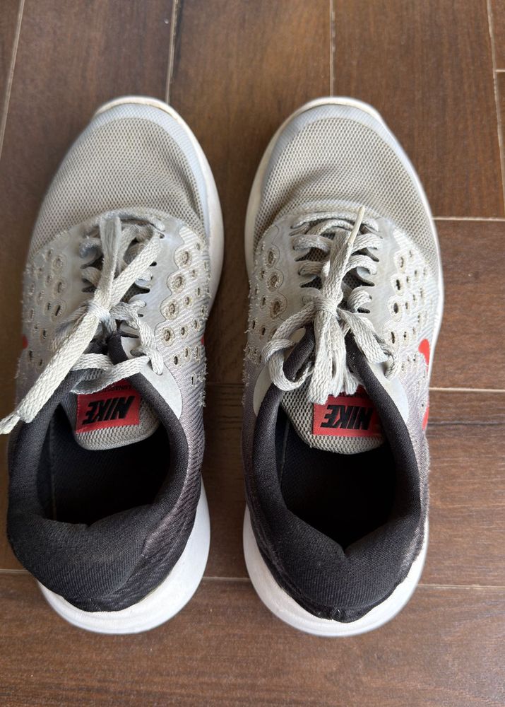 Nike sports shoes uk4