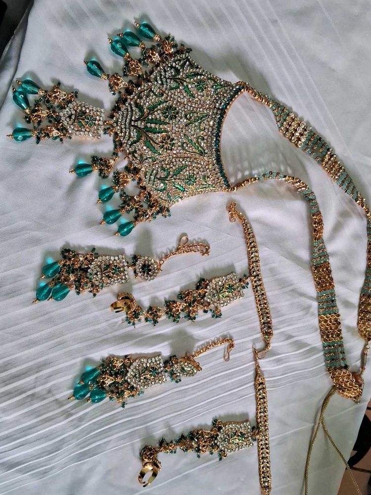 Exquisite Emerald &amp; Gold Necklace Set