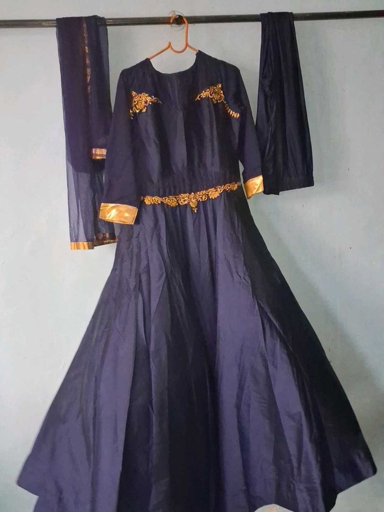 Elegant Navy Blue Kurta Set with Gold Embellishmen