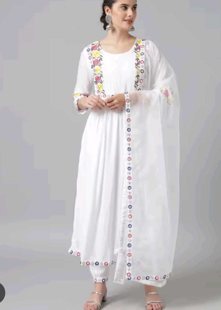 meeranshi Elegant White Kurta Set with Floral Embr