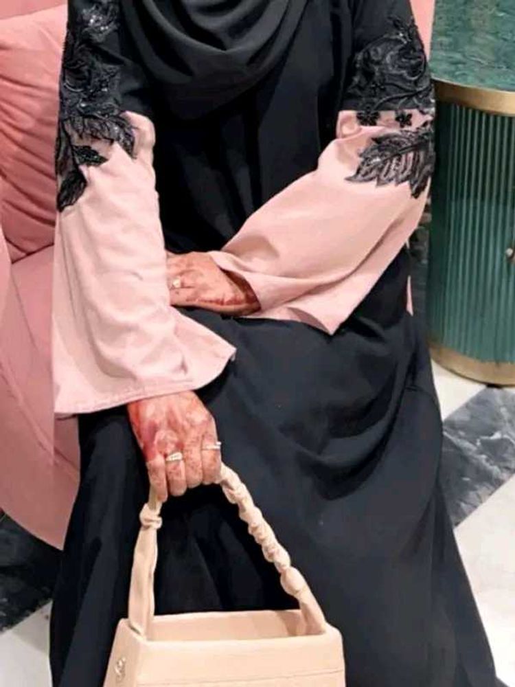 Elegant Black &amp; Pink Abaya