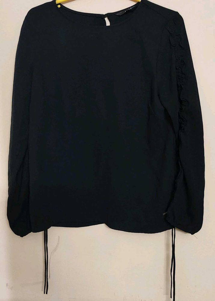 Chic Black Long-Sleeve Top