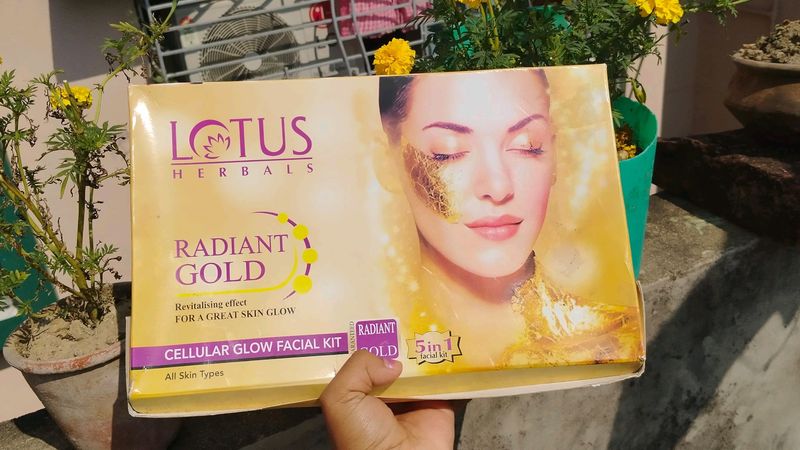 Lotus Herbals Radiant Gold Facial Kit