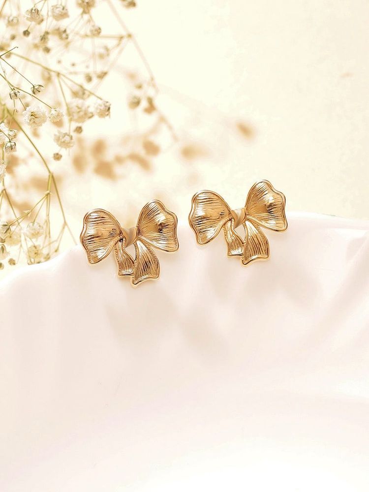 🎀Gold Tone Bow Earrings🎀