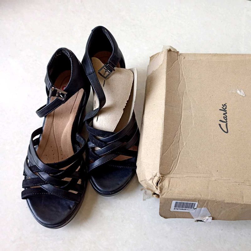CLARKS BLACK SOILD LEATHER Wedges