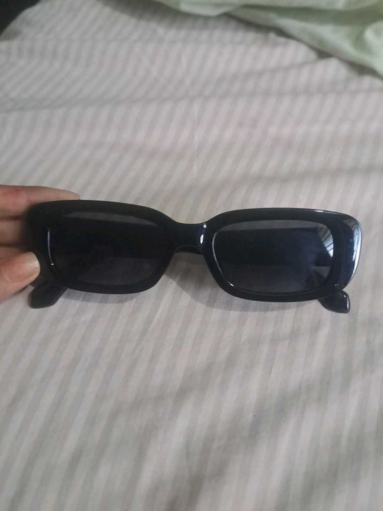 Chic Black Rectangle Sunglasses