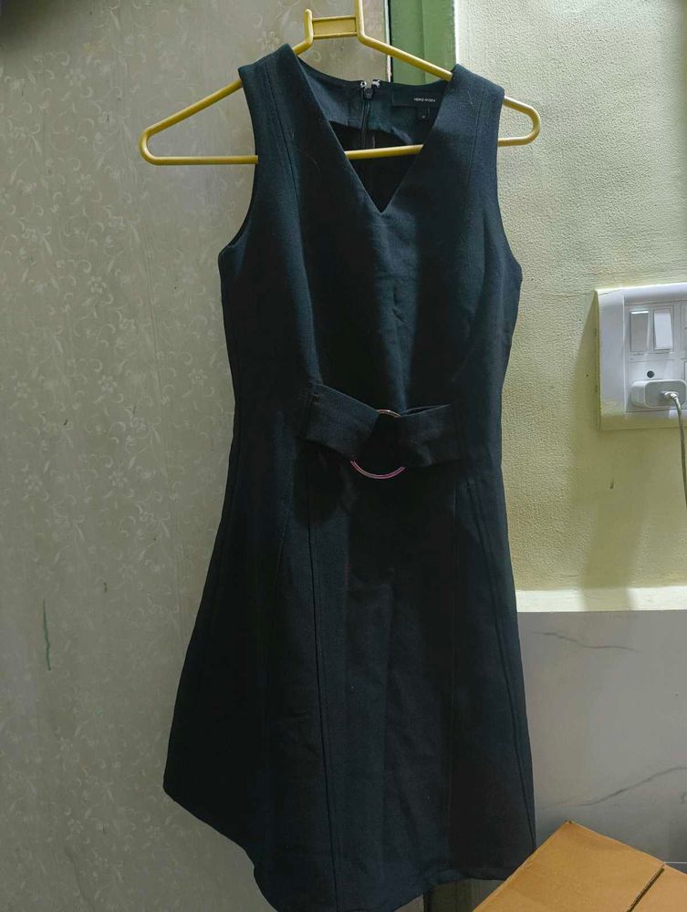 Chic Sleeveless V-Neck Belted Dress