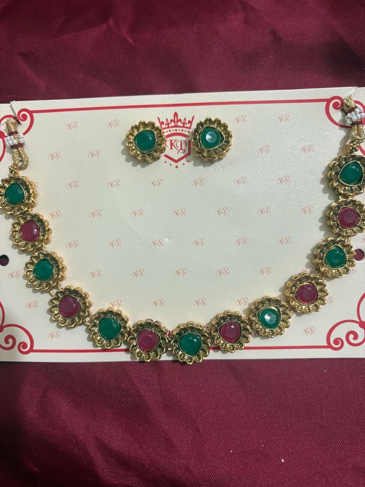 Red and green stone necklace with earrings