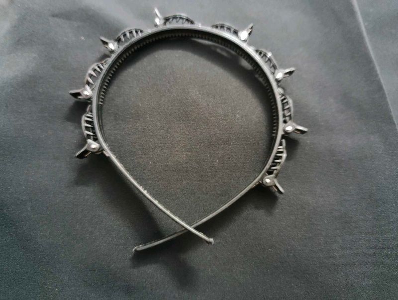 Stylish Black Headband with Claws