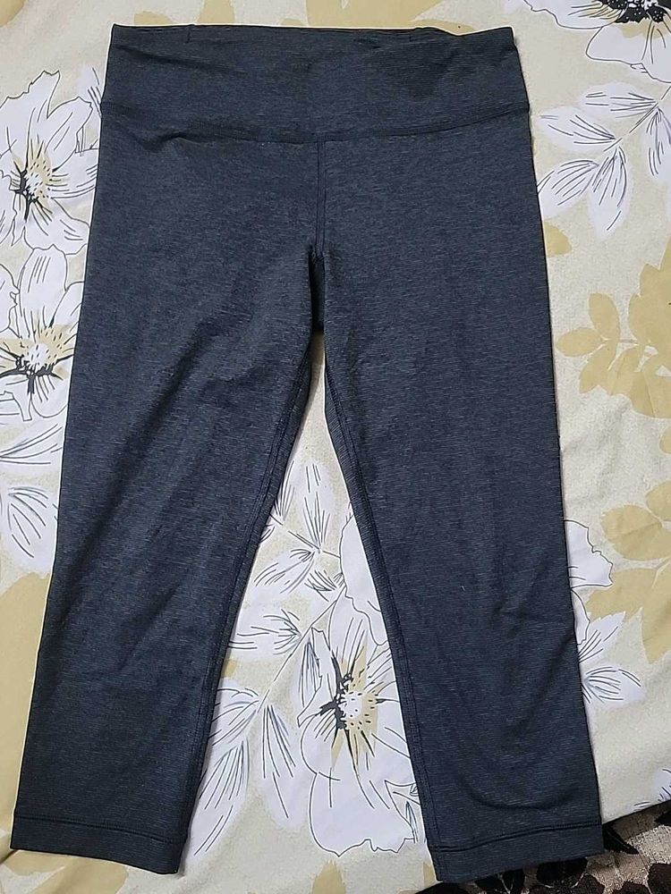 branded  knee length active wear / shorts