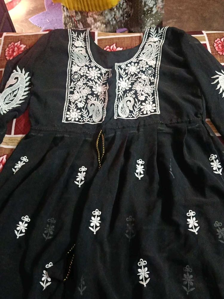 Women black elegant kurta with white
