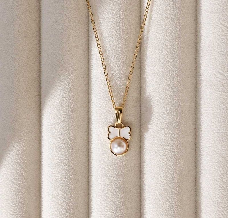Elegant Pearl and Bow Necklace