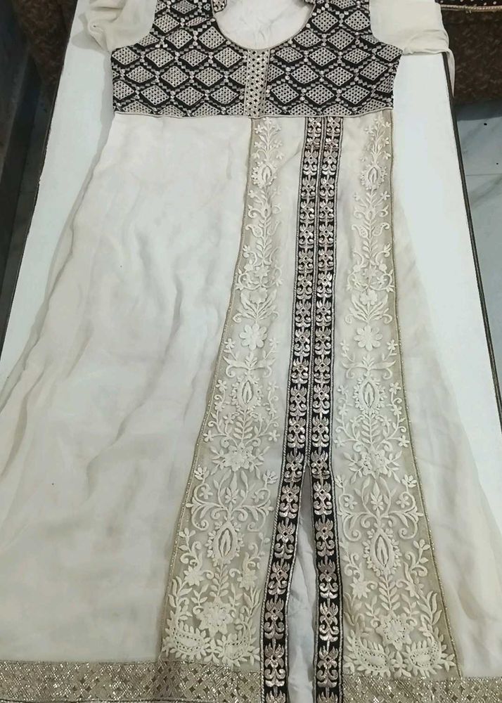 Elegant White Embroidered Kurta