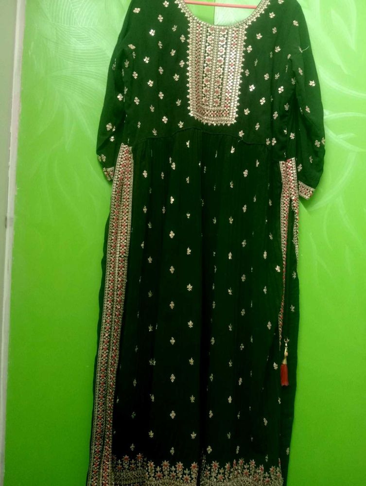 Elegant Green Embroidered naira cut set