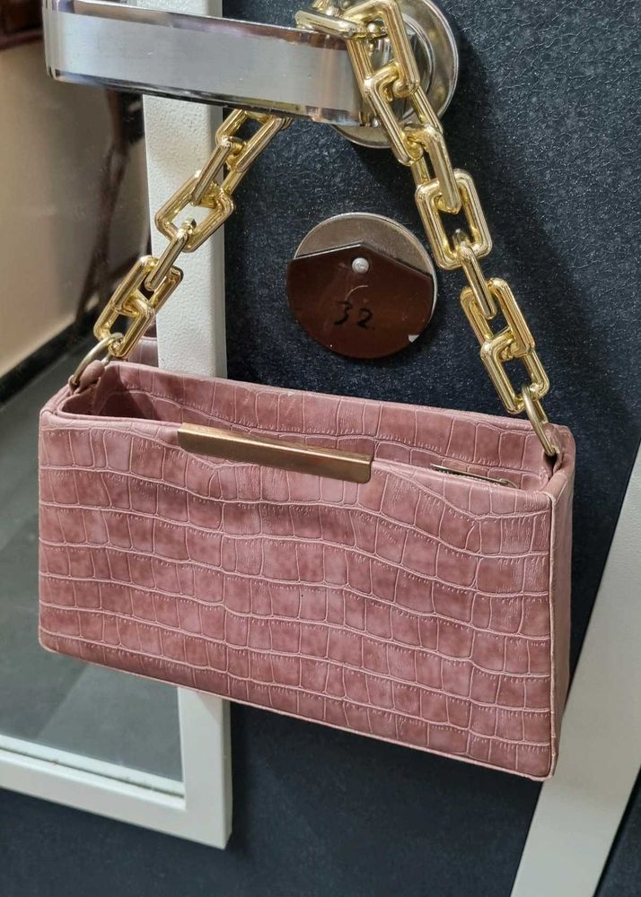 Stylish Croc Embossed Handbag with Gold Chain