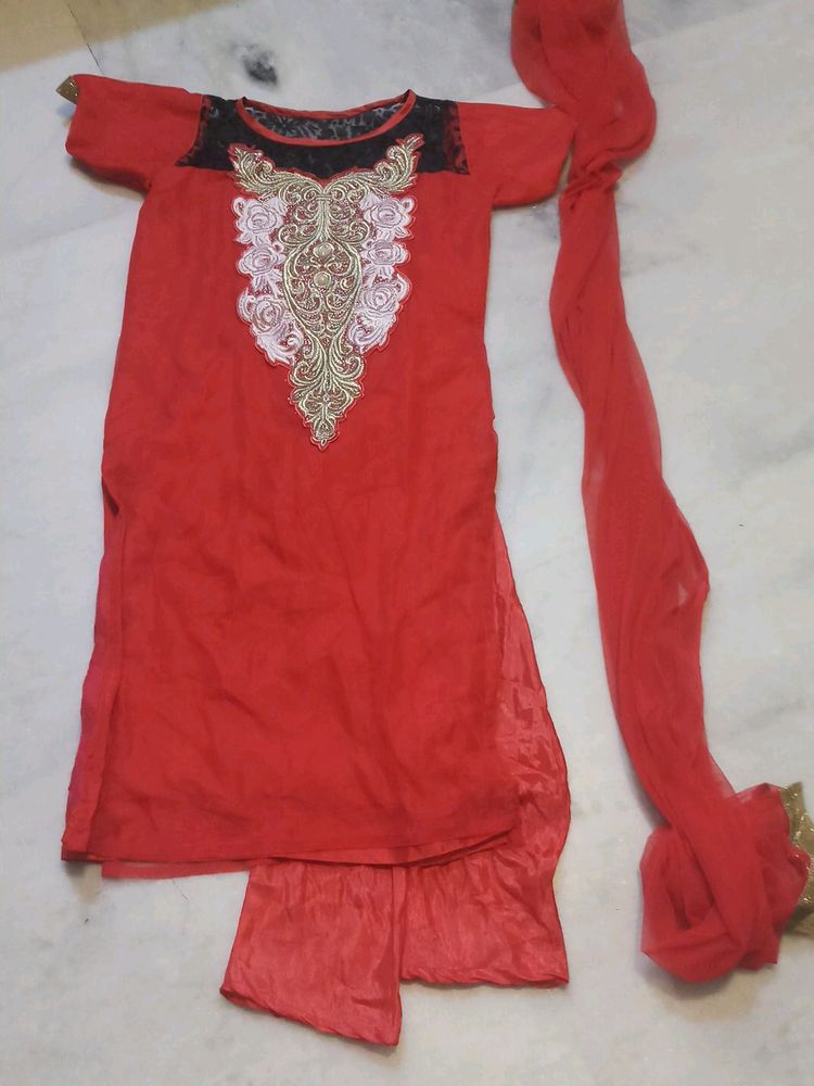 Net Suit Set With Chunni Worn Multiple Times But Still Looks Good.have Thread And Stone Work On Fronk On Back.lace On Sleeves.
