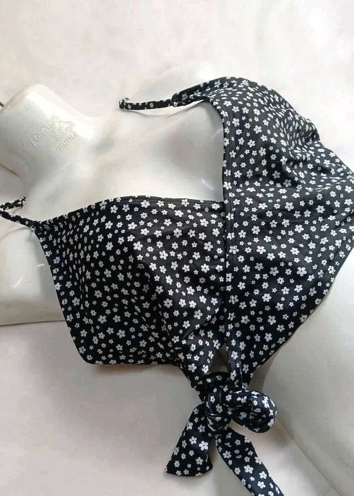 Any one free 🆓 🎀🤍Floral Bikini Top