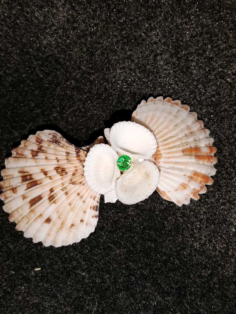 Real(Original) Seashell Hair Clip with Green Gem