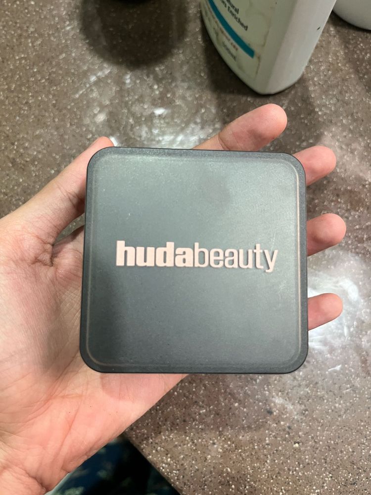 Huda Beauty easy bake