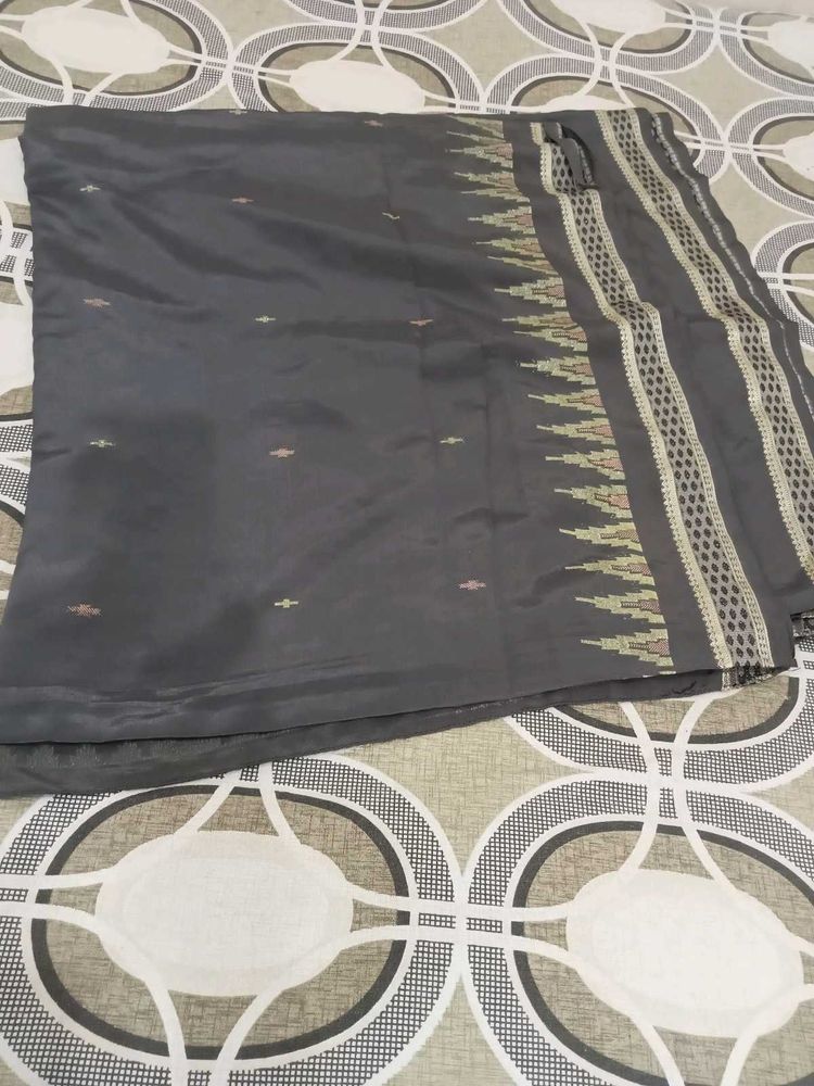 Elegant Grey Saree with Intricate Border