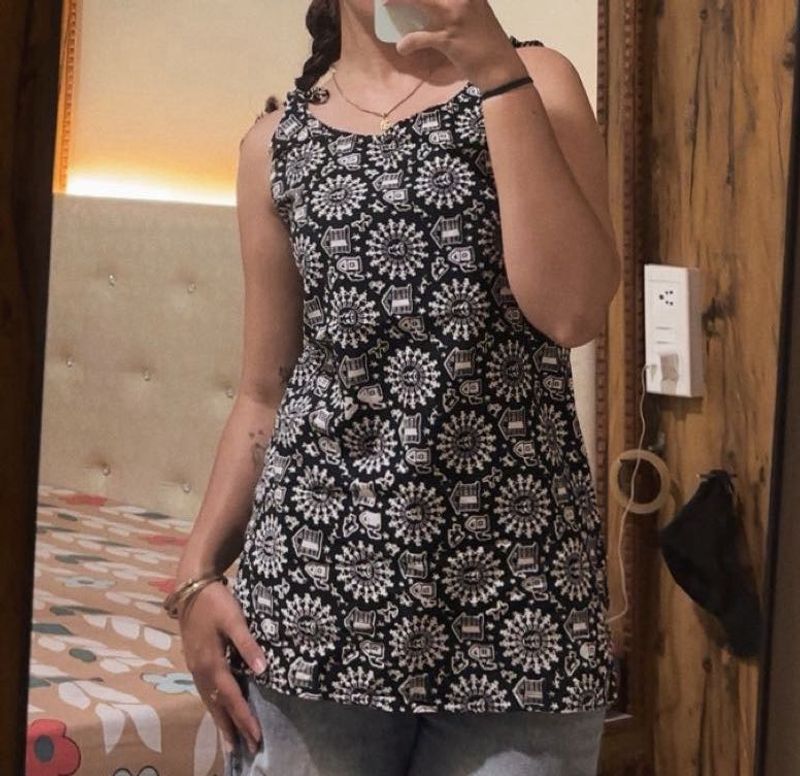 Chic Black &amp; White Sleeveless kurta