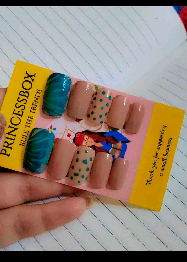 Press-On Nail Set (any one @99 + gift)