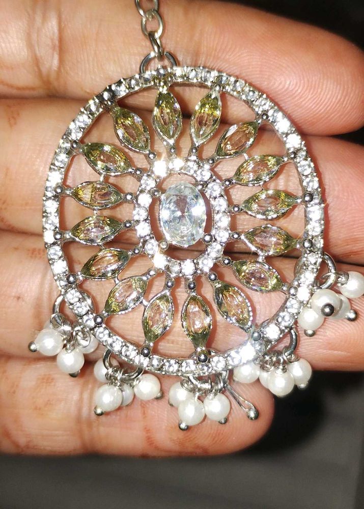 Exquisite Kundan Maang Tikka