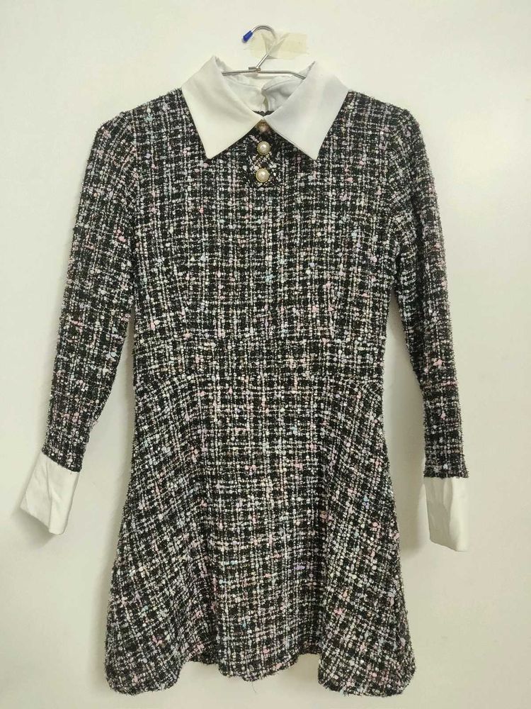 Chic Tweed Dress with Contrasting Collar