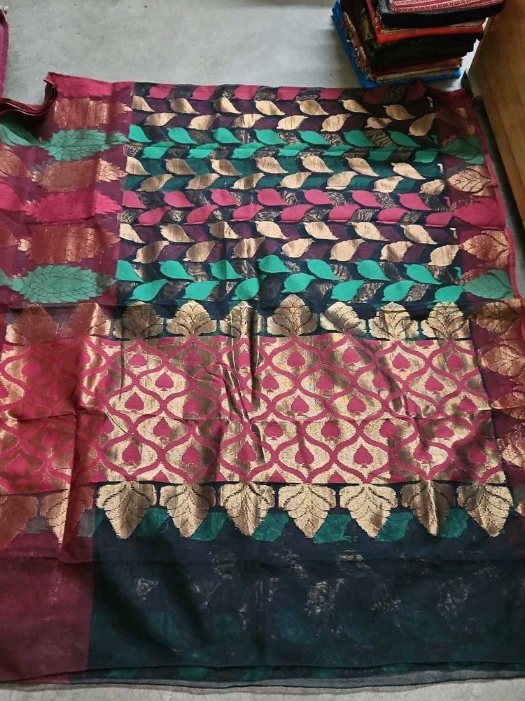 Elegant Silk Saree with Leaf Motifs
