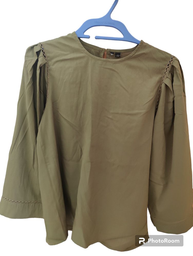 Veromoda Olive Green Top With Button Closure Of The Backside