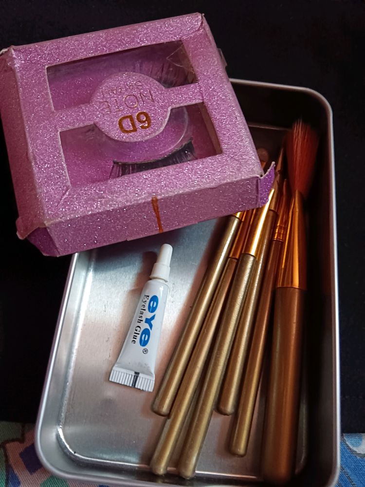 Make-up Brush With Eyelashes