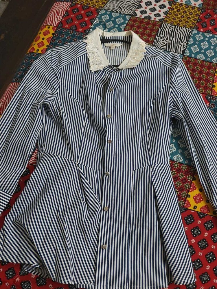 Chic Striped Button-Up Blouse with Lace Collar