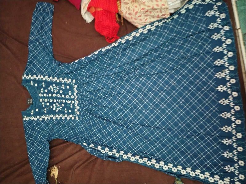 Elegant embroidery suit
