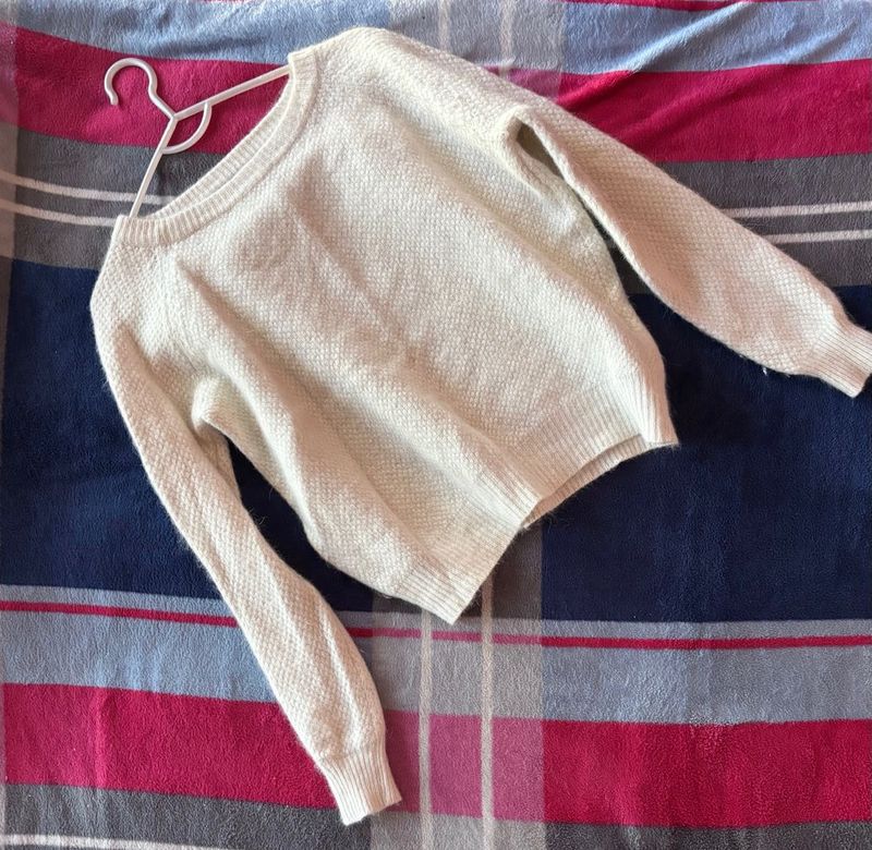 ESSENTIAL WHITE SWEATER