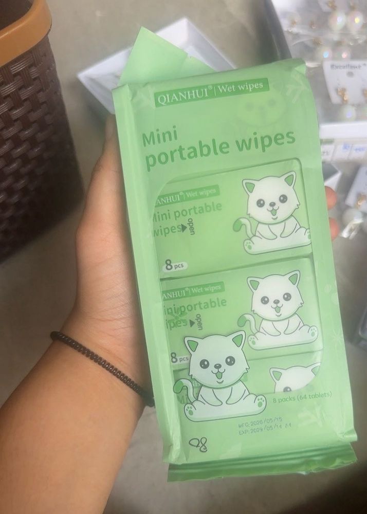 QianHui Mini Portable Wet Wipes 8 Packs