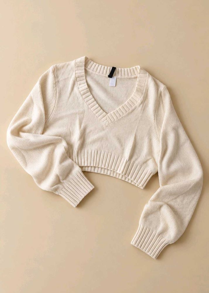 CREAM V-NECK CROPPED KNIT SWEATER