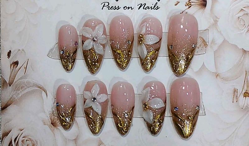 Elegant Press-On Nails with Floral Design