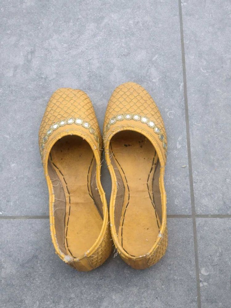 Yellow Ethnic Juttis