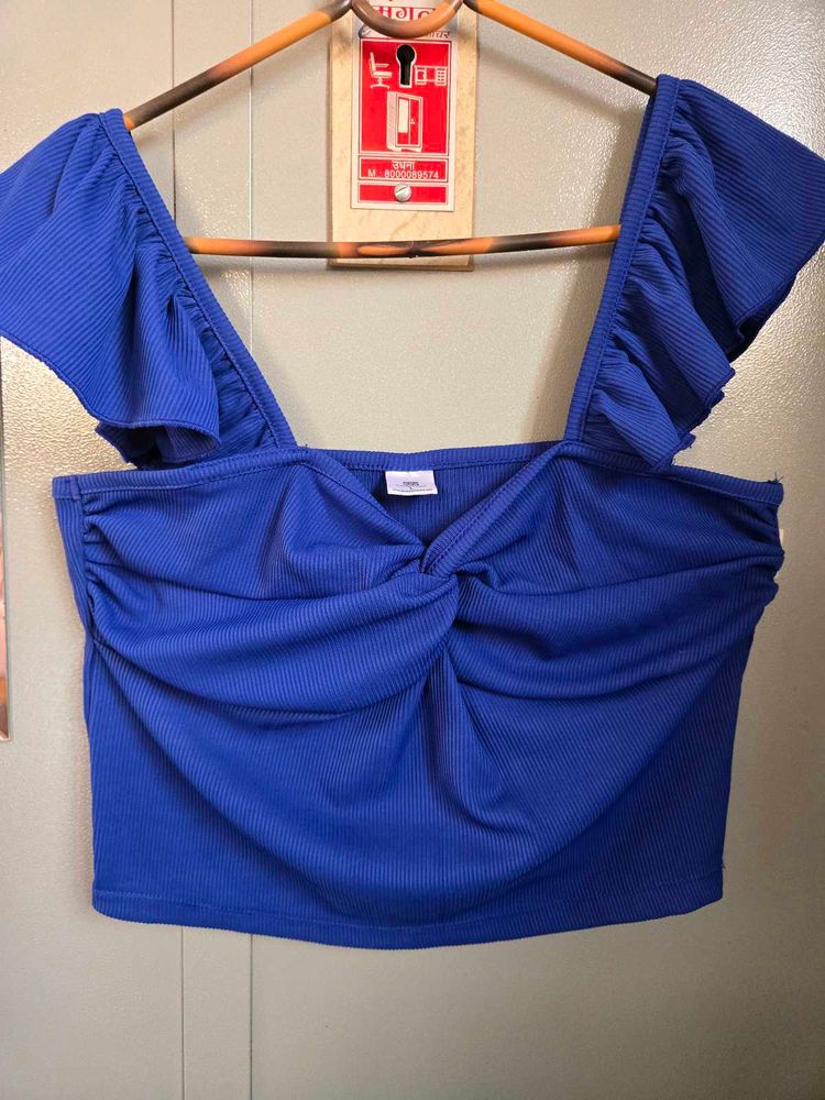 Front twisted crop top