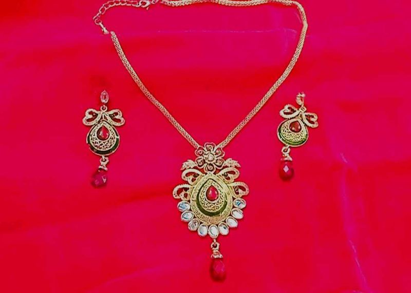 Exquisite Kundan Necklace Set
